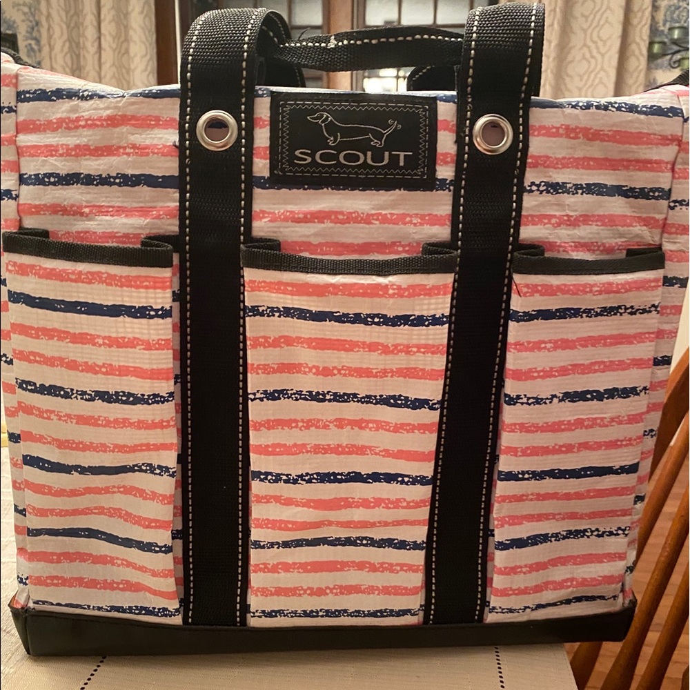 Scout 6 outside pocket tote